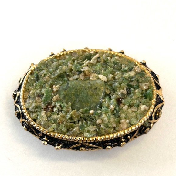 Jade Chip Vintage Brooch Gold Tone - Picture 2 of 7